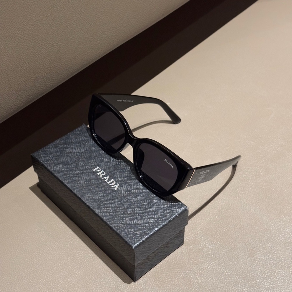 Prada Classic Black- Frame Cat Eye Sunglasses🧸🧸